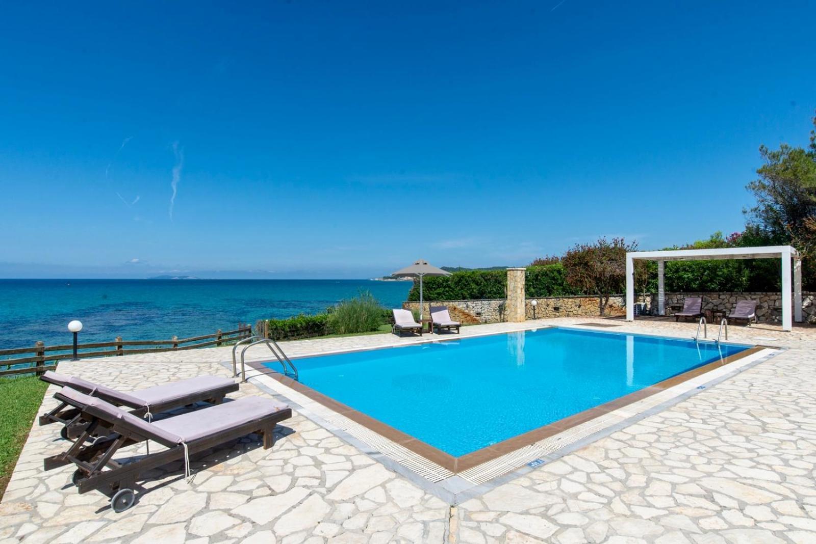 Beachfront Villa Victoras - With Private Beach Sidárion Dış mekan fotoğraf